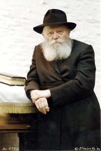 Rebbe-Standing